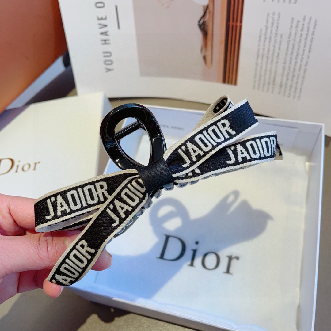配包装
Dior（迪奥） 新款复古经典抓夹 鸭嘴夹发夹，搭配字母logo， 超精致，转图必爆哈！专柜出货