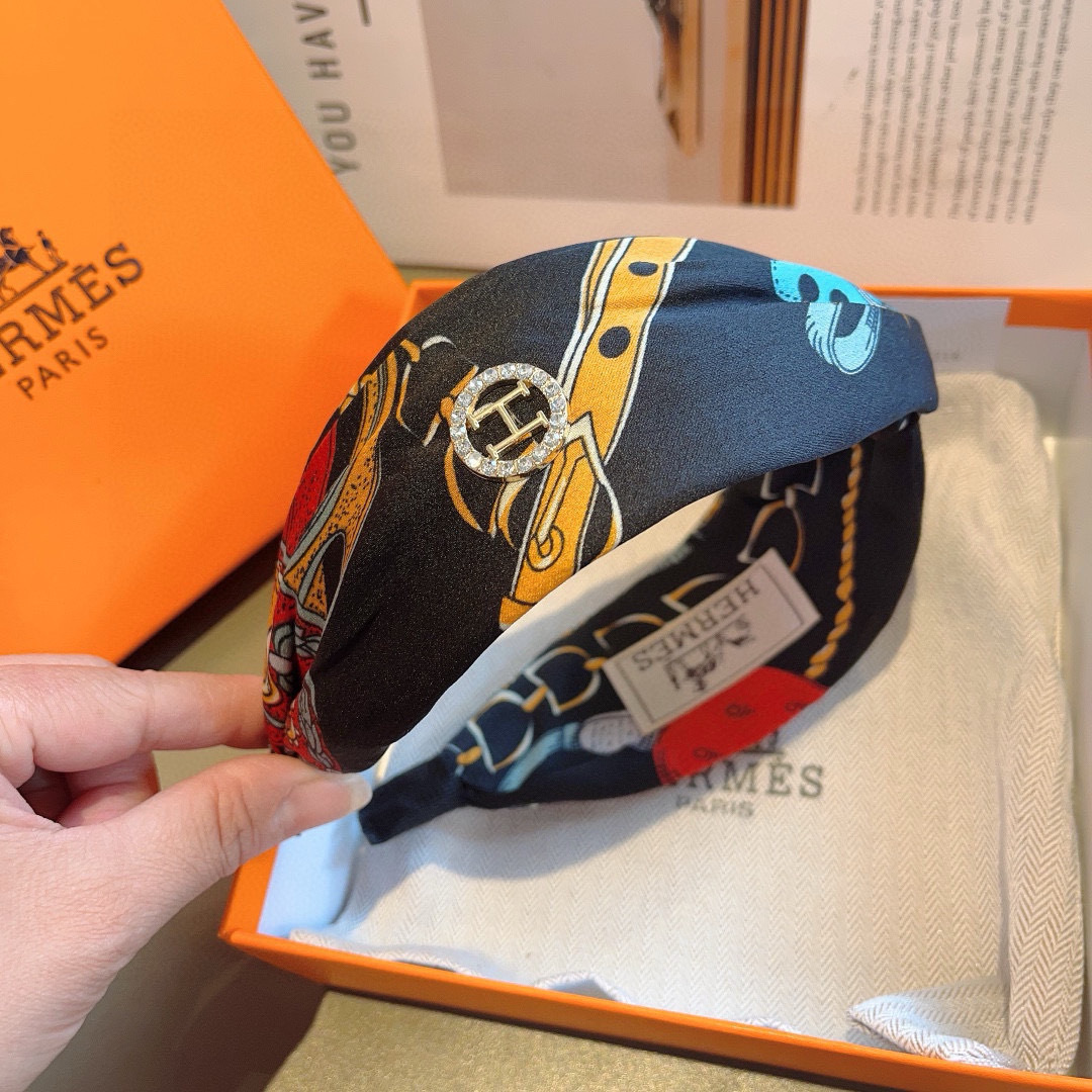 配包装
Hermes（爱马仕）  新款真丝发箍，网红同款头箍、  进口真丝面料， 出口订单、细节全部实拍