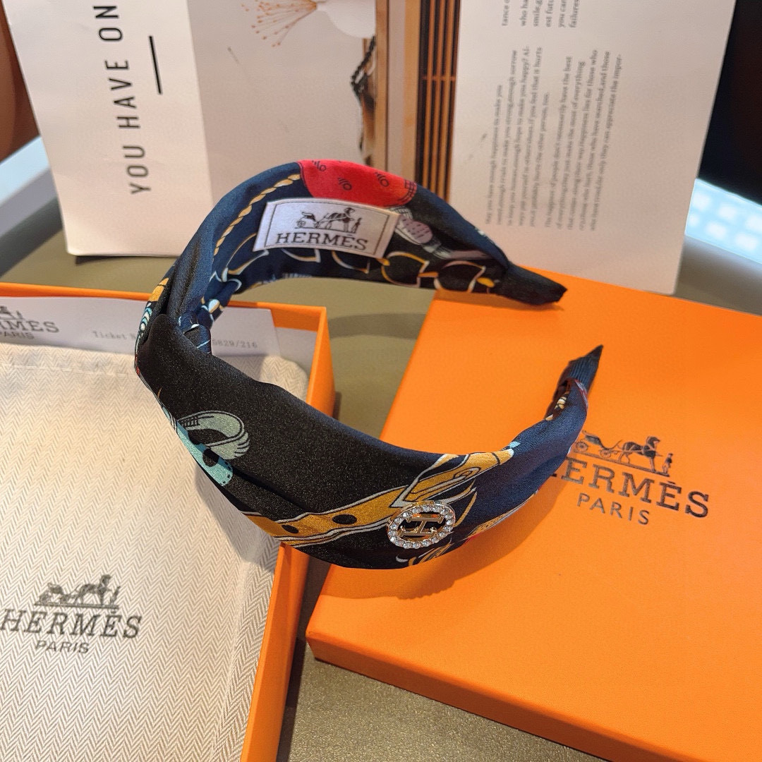 配包装
Hermes（爱马仕）  新款真丝发箍，网红同款头箍、  进口真丝面料， 出口订单、细节全部实拍