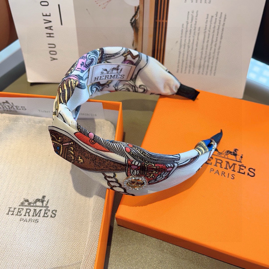 配包装
Hermes（爱马仕）  新款真丝发箍，网红同款头箍、  进口真丝面料， 出口订单、细节全部实拍