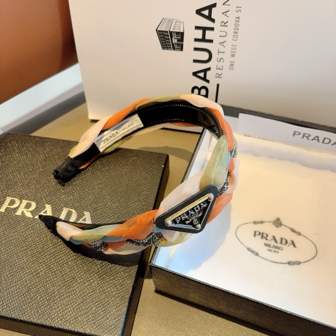 配包装
PRADA （普拉达） 新款潮流发箍。气质女神必备单品。非常百搭，时尚潮流， 戴上它满满的高大上