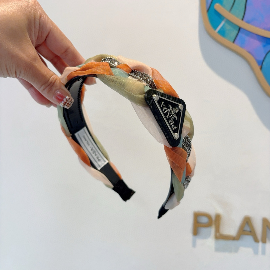 配包装
PRADA （普拉达） 新款潮流发箍。气质女神必备单品。非常百搭，时尚潮流， 戴上它满满的高大上
