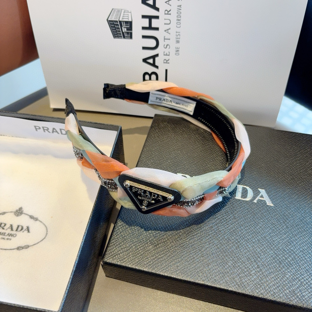 配包装
PRADA （普拉达） 新款潮流发箍。气质女神必备单品。非常百搭，时尚潮流， 戴上它满满的高大上