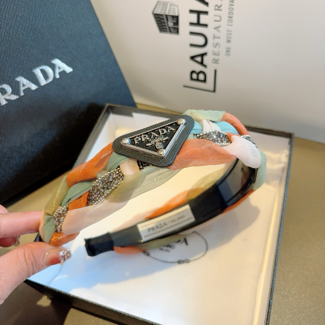 配包装
PRADA （普拉达） 新款潮流发箍。气质女神必备单品。非常百搭，时尚潮流， 戴上它满满的高大上
