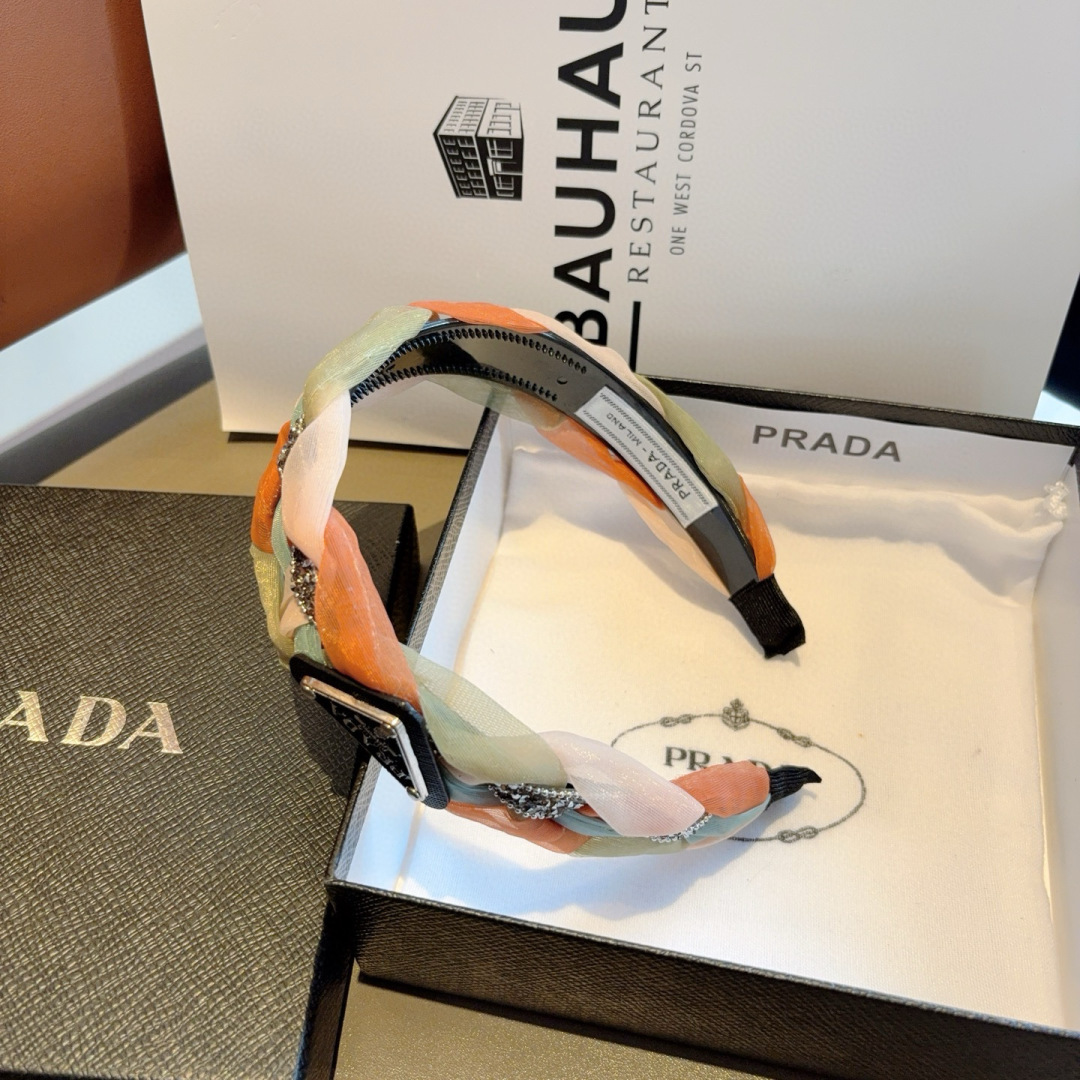 配包装
PRADA （普拉达） 新款潮流发箍。气质女神必备单品。非常百搭，时尚潮流， 戴上它满满的高大上