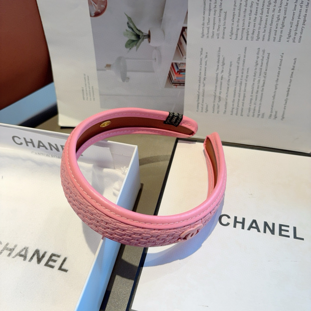 配包装
CHANEL（香奈儿）新款小香发箍，复古头箍，网红爆款推荐 搭配高端材质，超精致，时尚百搭。