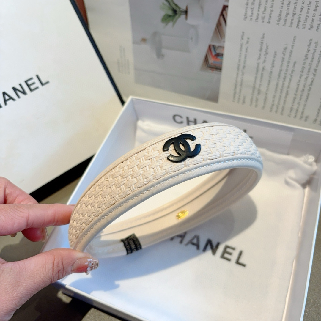 配包装
CHANEL（香奈儿）新款小香发箍，复古头箍，网红爆款推荐 搭配高端材质，超精致，时尚百搭。