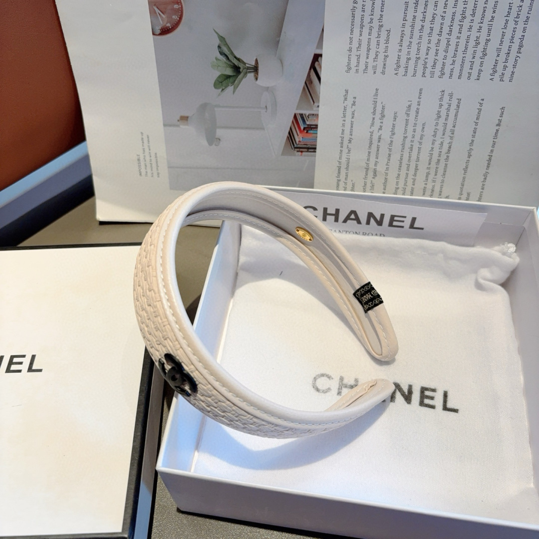 配包装
CHANEL（香奈儿）新款小香发箍，复古头箍，网红爆款推荐 搭配高端材质，超精致，时尚百搭。