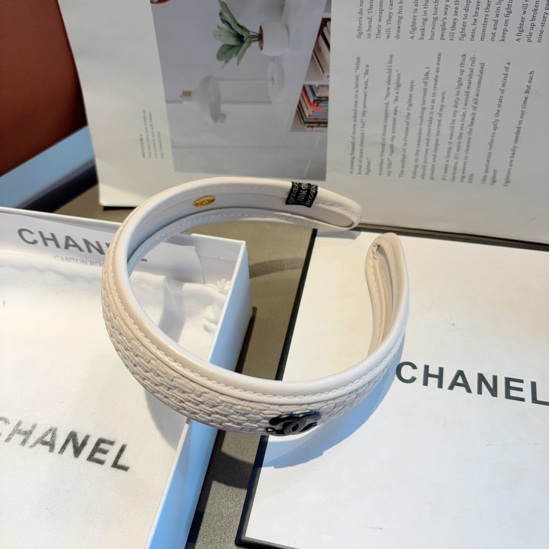 配包装
CHANEL（香奈儿）新款小香发箍，复古头箍，网红爆款推荐 搭配高端材质，超精致，时尚百搭。