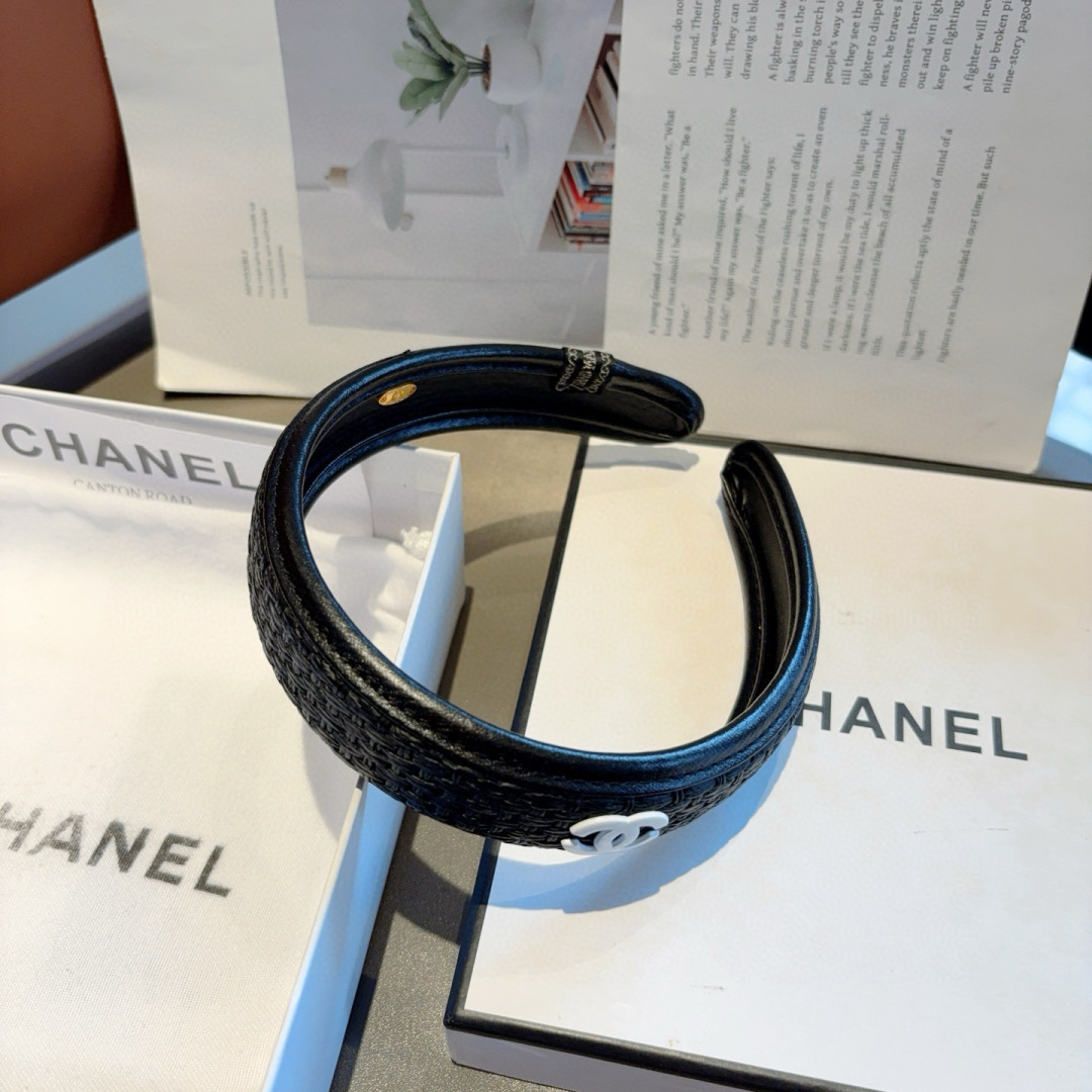 配包装
CHANEL（香奈儿）新款小香发箍，复古头箍，网红爆款推荐 搭配高端材质，超精致，时尚百搭。