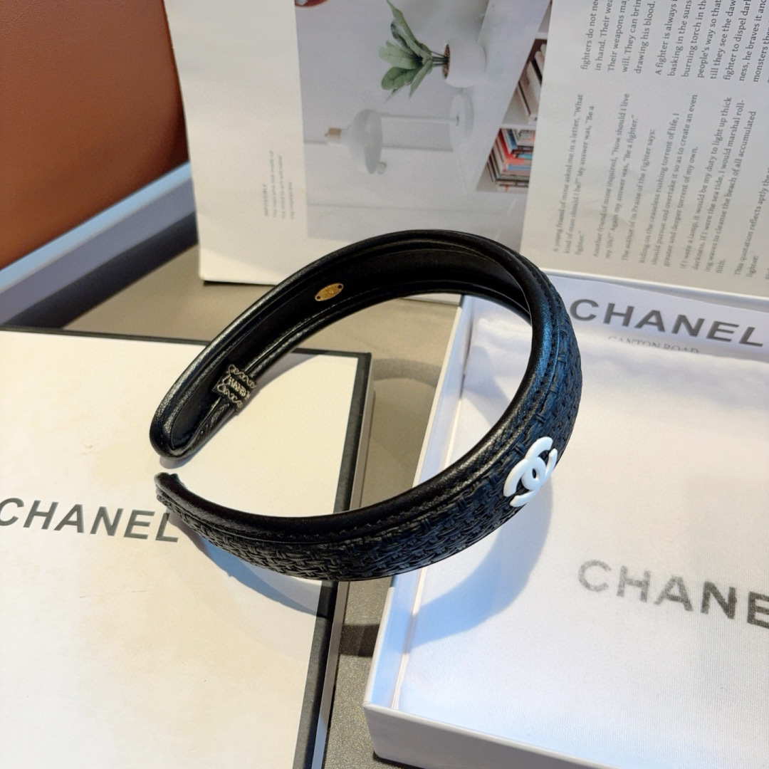 配包装
CHANEL（香奈儿）新款小香发箍，复古头箍，网红爆款推荐 搭配高端材质，超精致，时尚百搭。