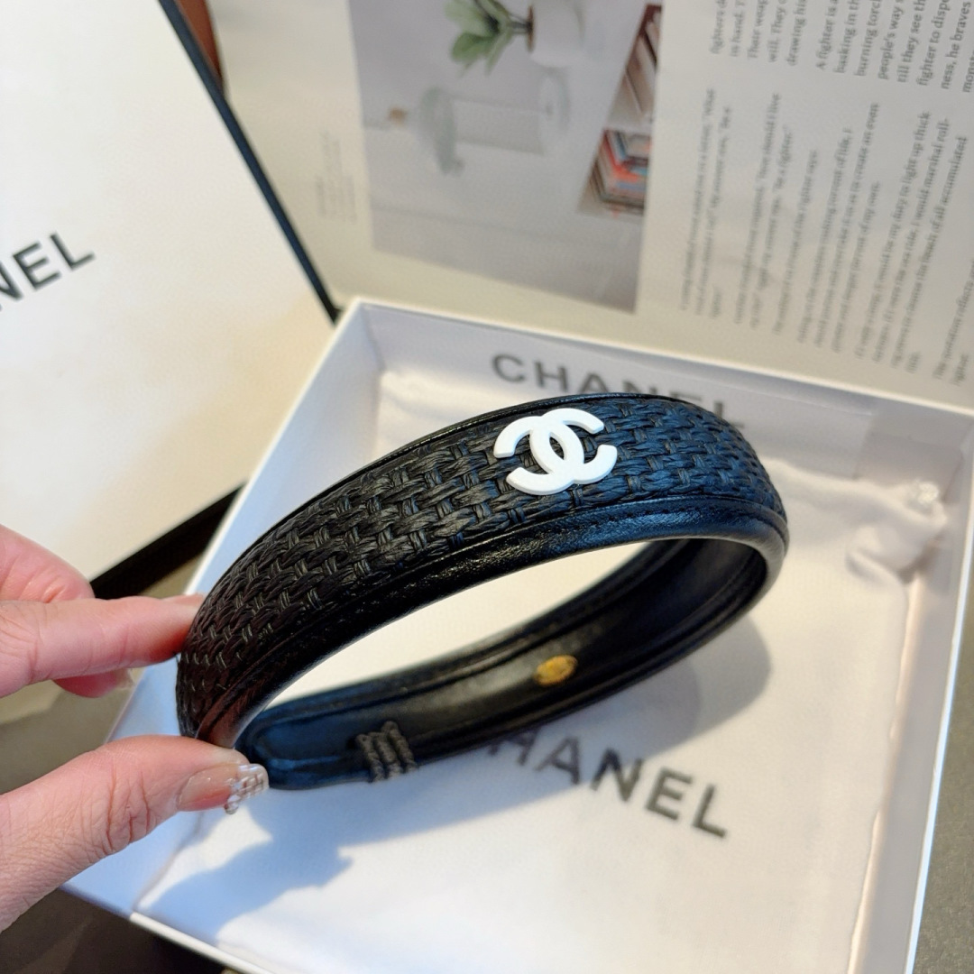 配包装
CHANEL（香奈儿）新款小香发箍，复古头箍，网红爆款推荐 搭配高端材质，超精致，时尚百搭。