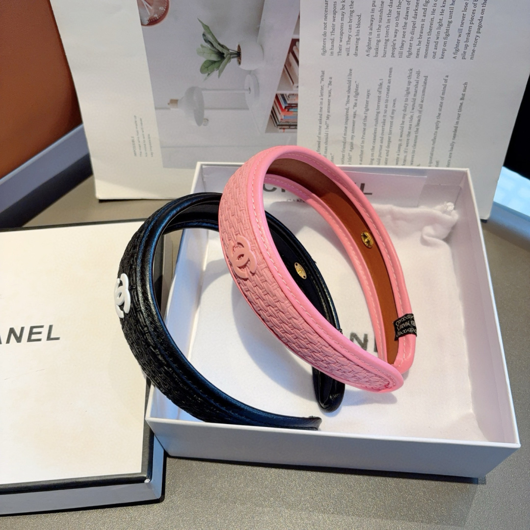 配包装
CHANEL（香奈儿）新款小香发箍，复古头箍，网红爆款推荐 搭配高端材质，超精致，时尚百搭。