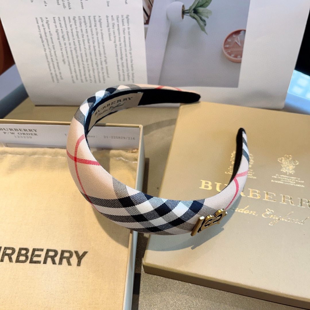 配包装
巴宝莉BURBERRY 新款发箍，客供面料 🎀细节全部实拍！非常耐看又百搭、适合各种场合搭配！