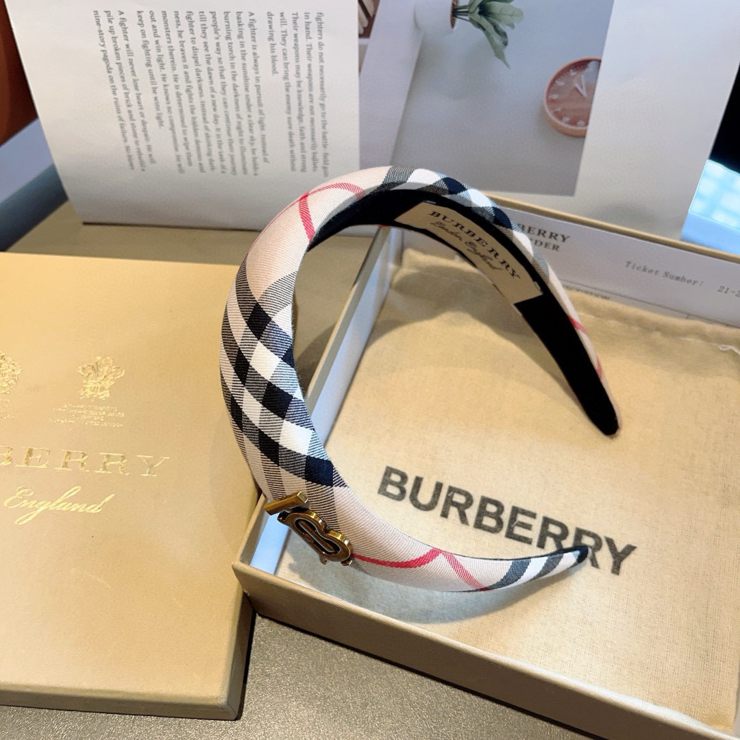 配包装
巴宝莉BURBERRY 新款发箍，客供面料 🎀细节全部实拍！非常耐看又百搭、适合各种场合搭配！