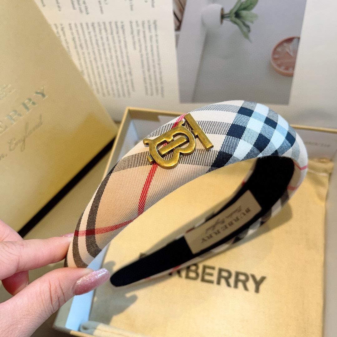 配包装
巴宝莉BURBERRY 新款发箍，客供面料 🎀细节全部实拍！非常耐看又百搭、适合各种场合搭配！