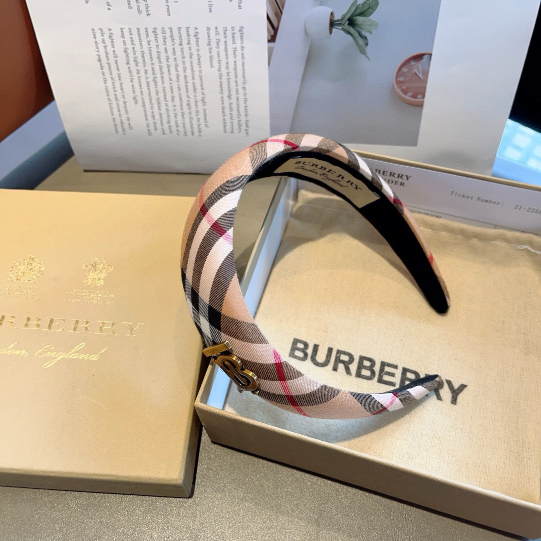 配包装
巴宝莉BURBERRY 新款发箍，客供面料 🎀细节全部实拍！非常耐看又百搭、适合各种场合搭配！