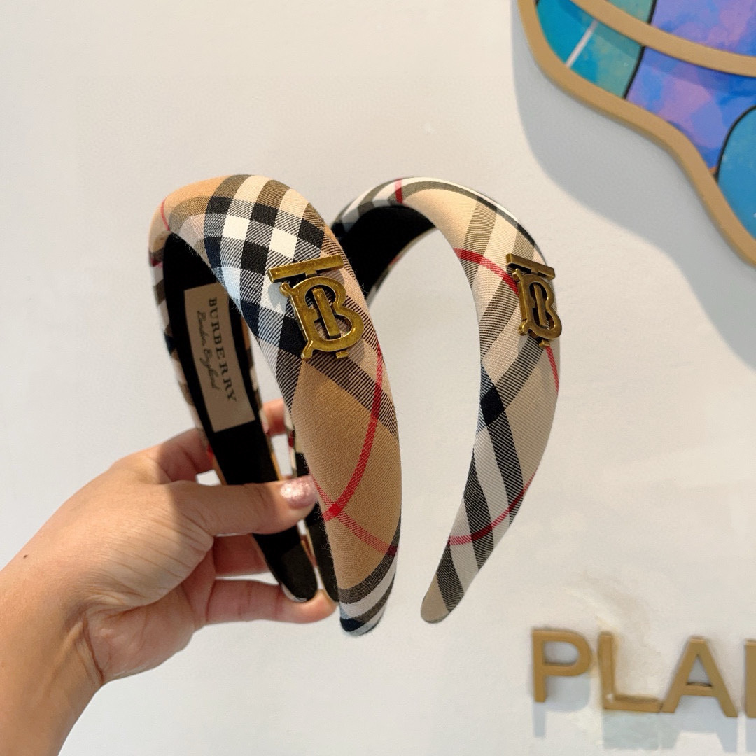 配包装
巴宝莉BURBERRY 新款发箍，客供面料 🎀细节全部实拍！非常耐看又百搭、适合各种场合搭配！