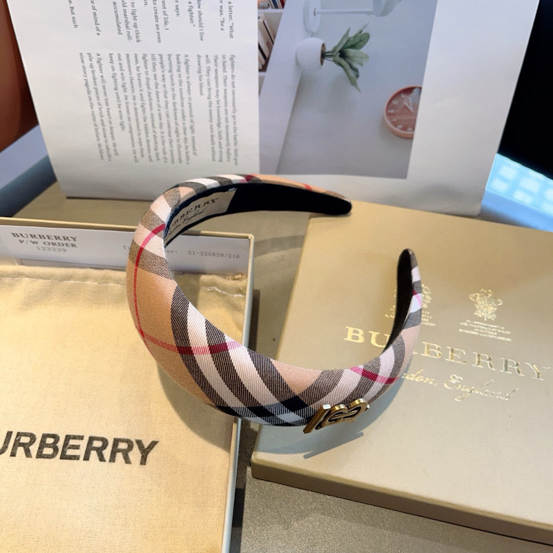 配包装
巴宝莉BURBERRY 新款发箍，客供面料 🎀细节全部实拍！非常耐看又百搭、适合各种场合搭配！