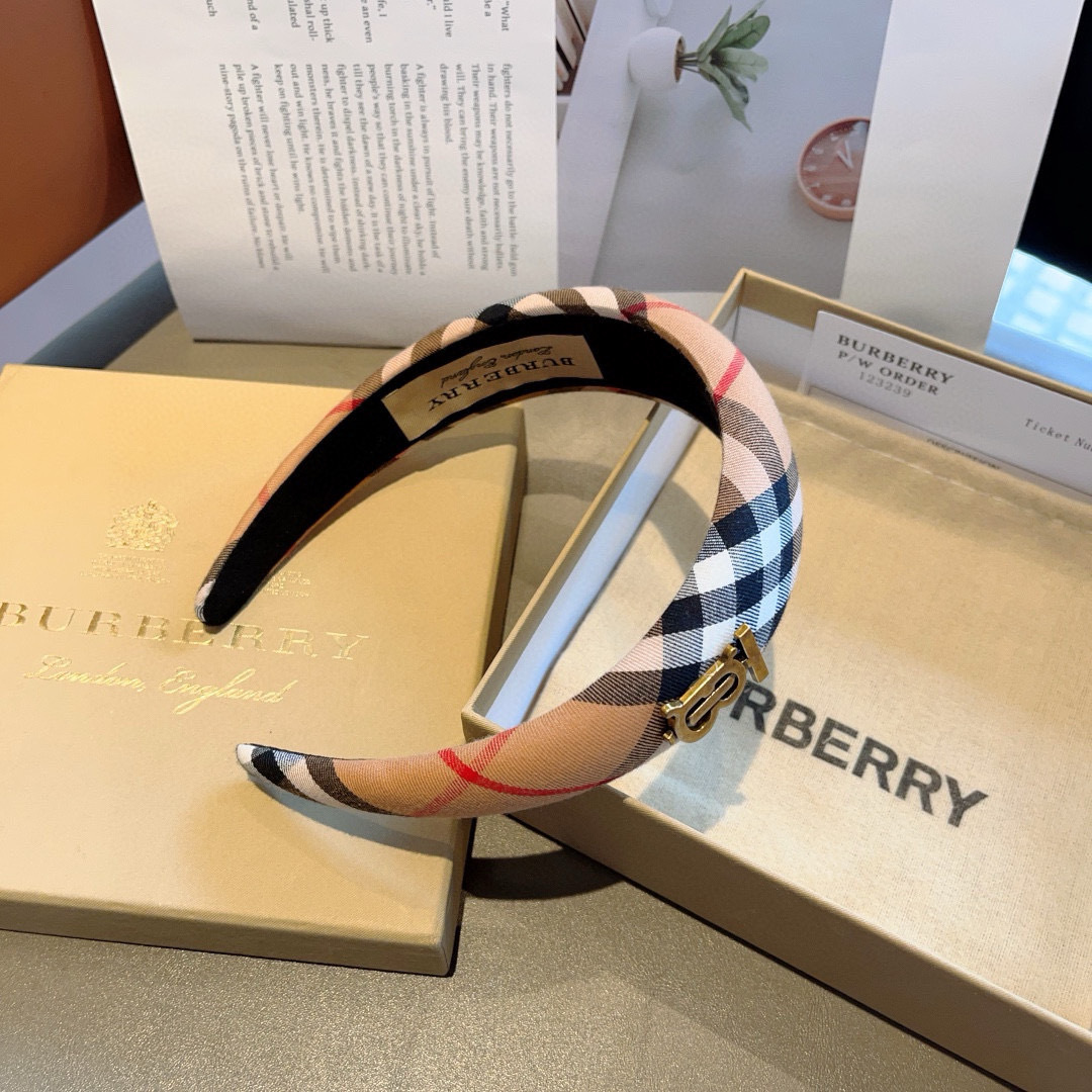 配包装
巴宝莉BURBERRY 新款发箍，客供面料 🎀细节全部实拍！非常耐看又百搭、适合各种场合搭配！