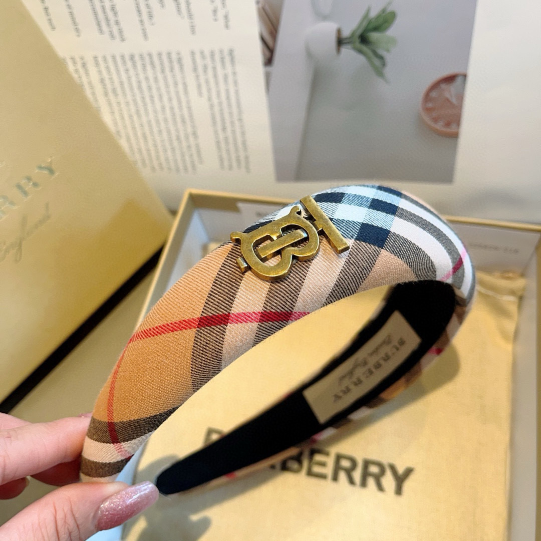 配包装
巴宝莉BURBERRY 新款发箍，客供面料 🎀细节全部实拍！非常耐看又百搭、适合各种场合搭配！
