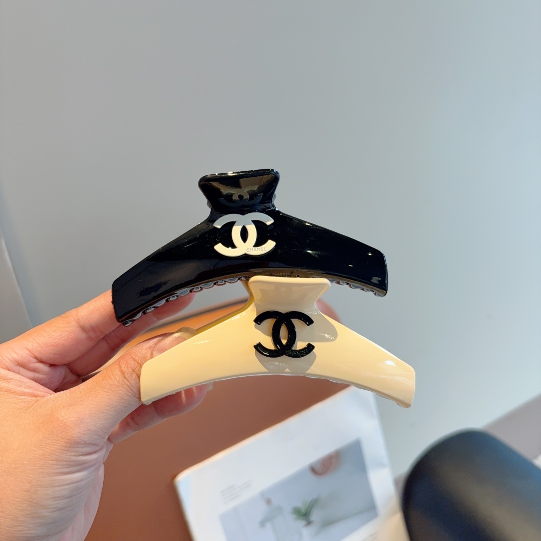 配包装
CHANEL （香奈儿） 欧美新款潮流抓夹，明星同款 女神必备单品，非常百搭，时尚发夹， 戴上它