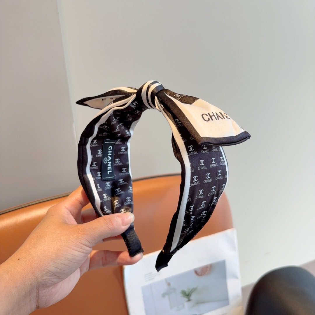 配包装
CHANEL（香奈儿）经典字母蝴蝶结宽边发箍，复古网红爆款头箍 搭配高端材质，超精致，时尚高级感