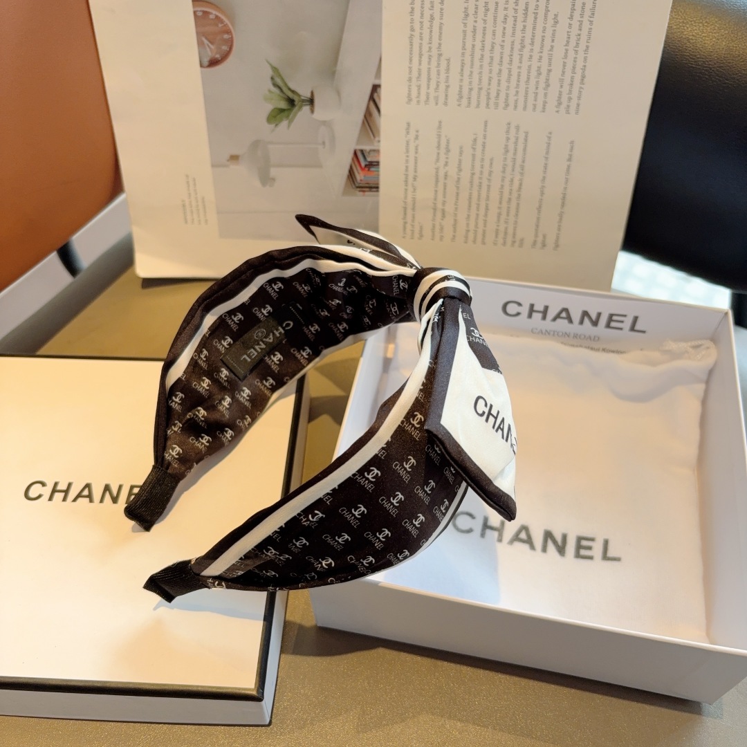 配包装
CHANEL（香奈儿）经典字母蝴蝶结宽边发箍，复古网红爆款头箍 搭配高端材质，超精致，时尚高级感