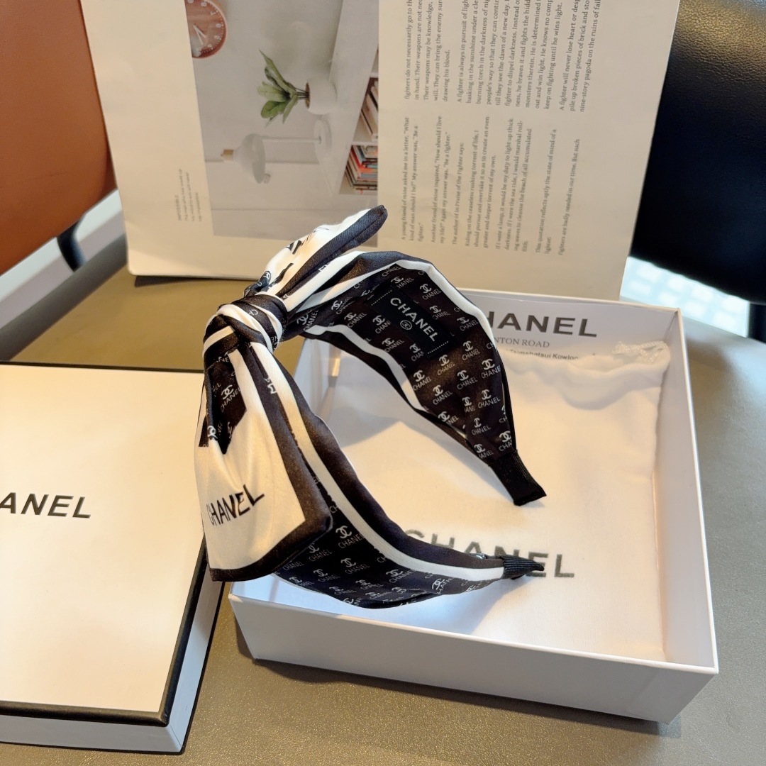 配包装
CHANEL（香奈儿）经典字母蝴蝶结宽边发箍，复古网红爆款头箍 搭配高端材质，超精致，时尚高级感
