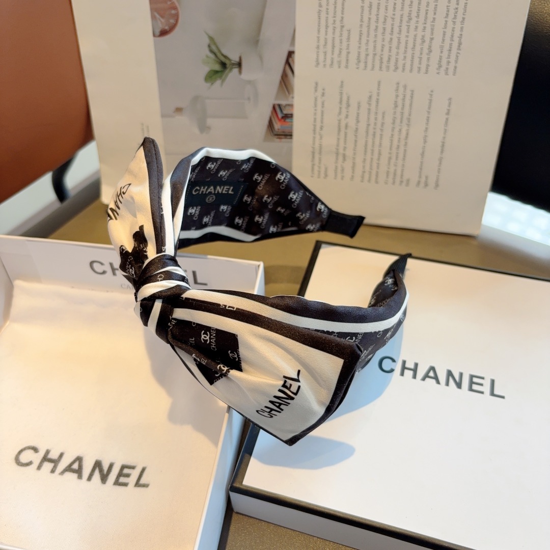 配包装
CHANEL（香奈儿）经典字母蝴蝶结宽边发箍，复古网红爆款头箍 搭配高端材质，超精致，时尚高级感