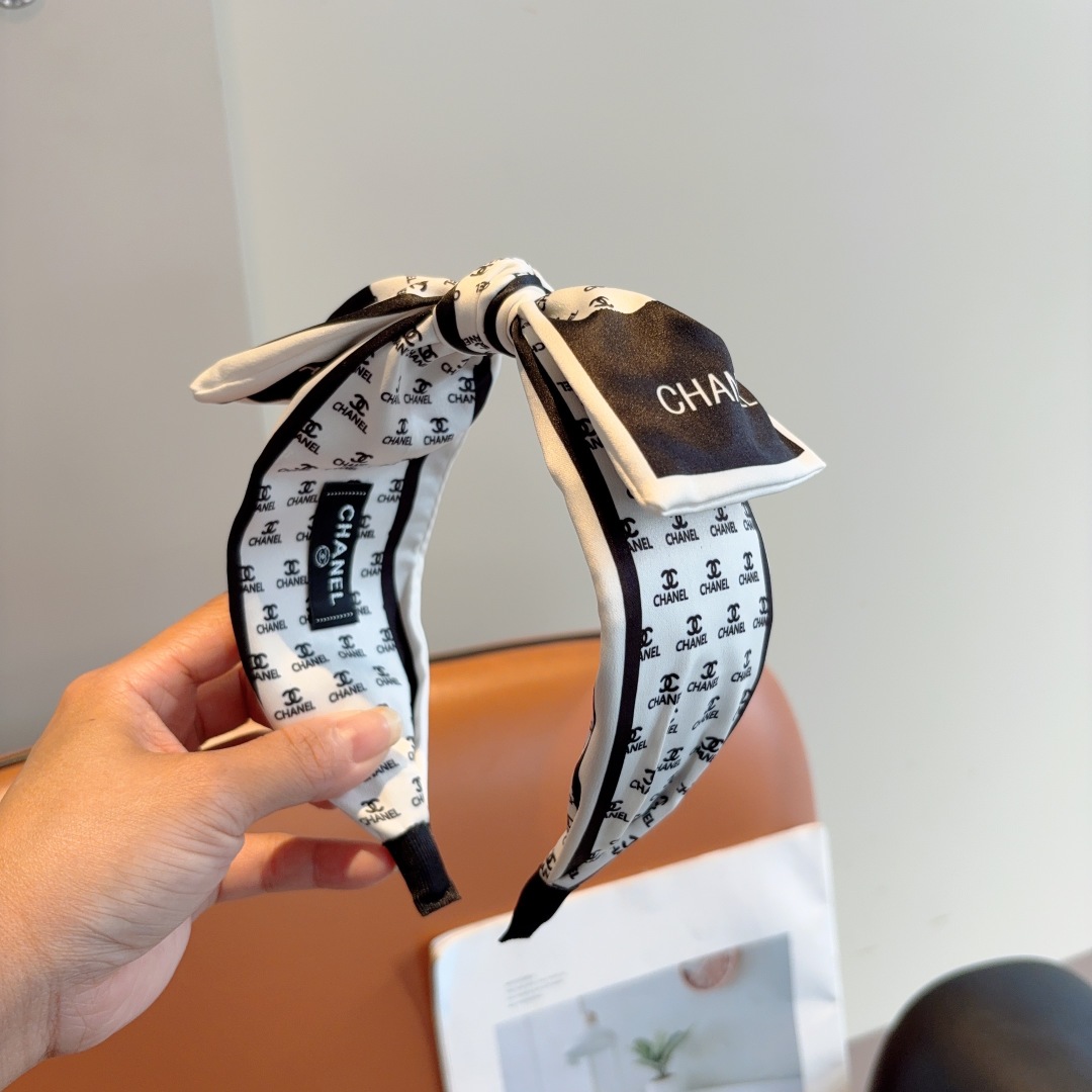 配包装
CHANEL（香奈儿）经典字母蝴蝶结宽边发箍，复古网红爆款头箍 搭配高端材质，超精致，时尚高级感