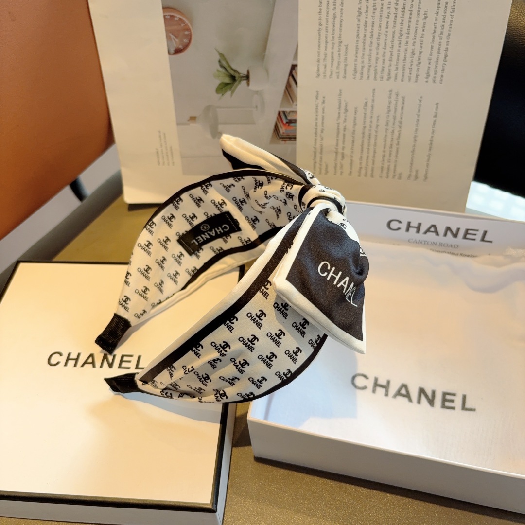 配包装
CHANEL（香奈儿）经典字母蝴蝶结宽边发箍，复古网红爆款头箍 搭配高端材质，超精致，时尚高级感