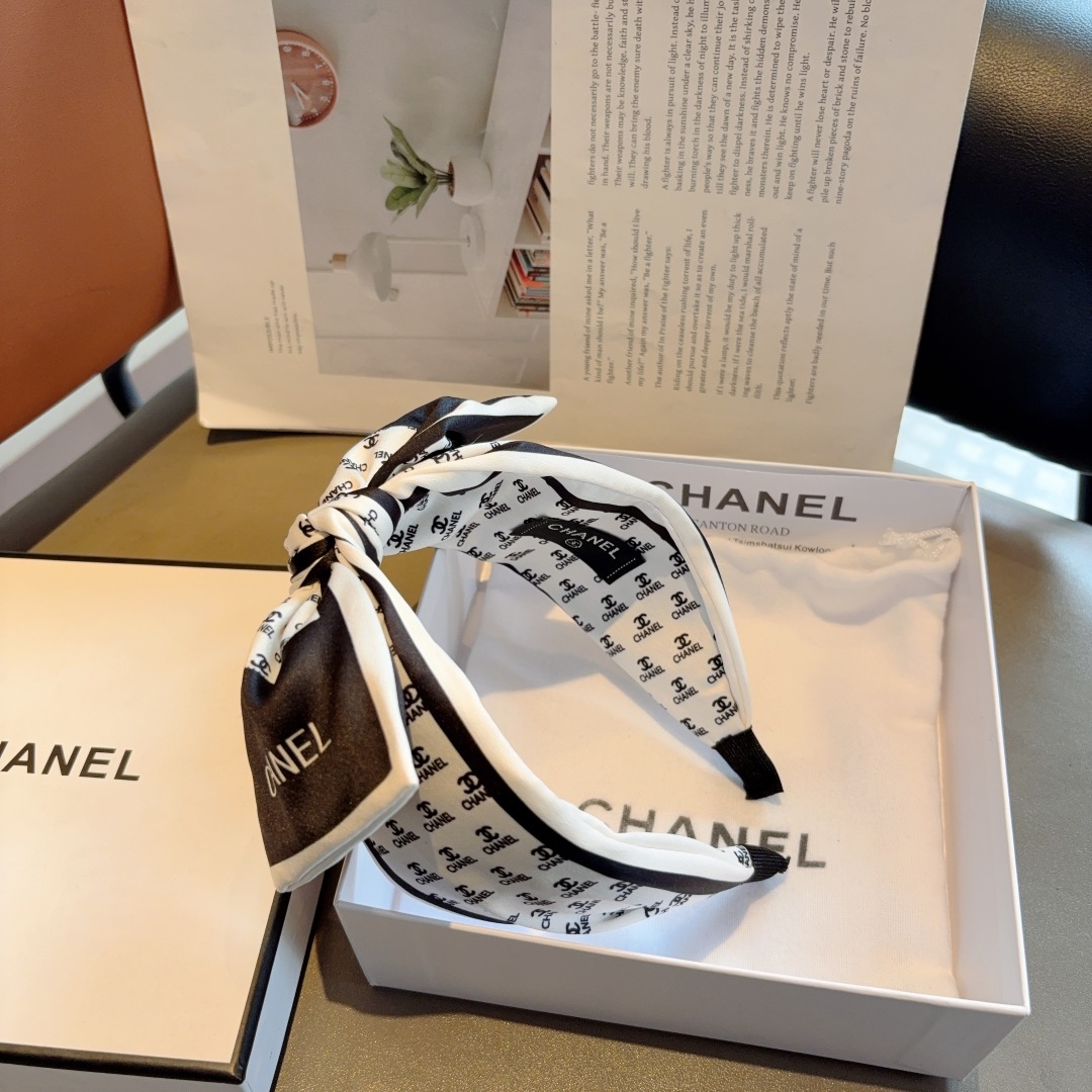 配包装
CHANEL（香奈儿）经典字母蝴蝶结宽边发箍，复古网红爆款头箍 搭配高端材质，超精致，时尚高级感