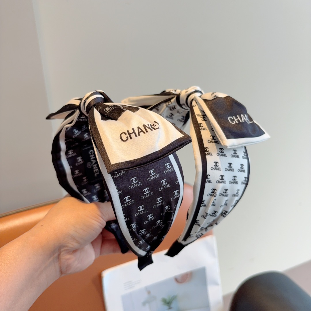 配包装
CHANEL（香奈儿）经典字母蝴蝶结宽边发箍，复古网红爆款头箍 搭配高端材质，超精致，时尚高级感