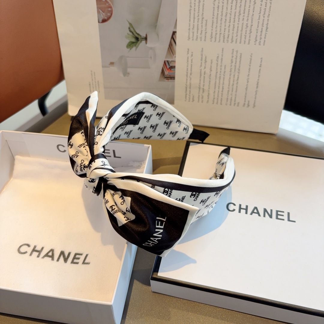 配包装
CHANEL（香奈儿）经典字母蝴蝶结宽边发箍，复古网红爆款头箍 搭配高端材质，超精致，时尚高级感