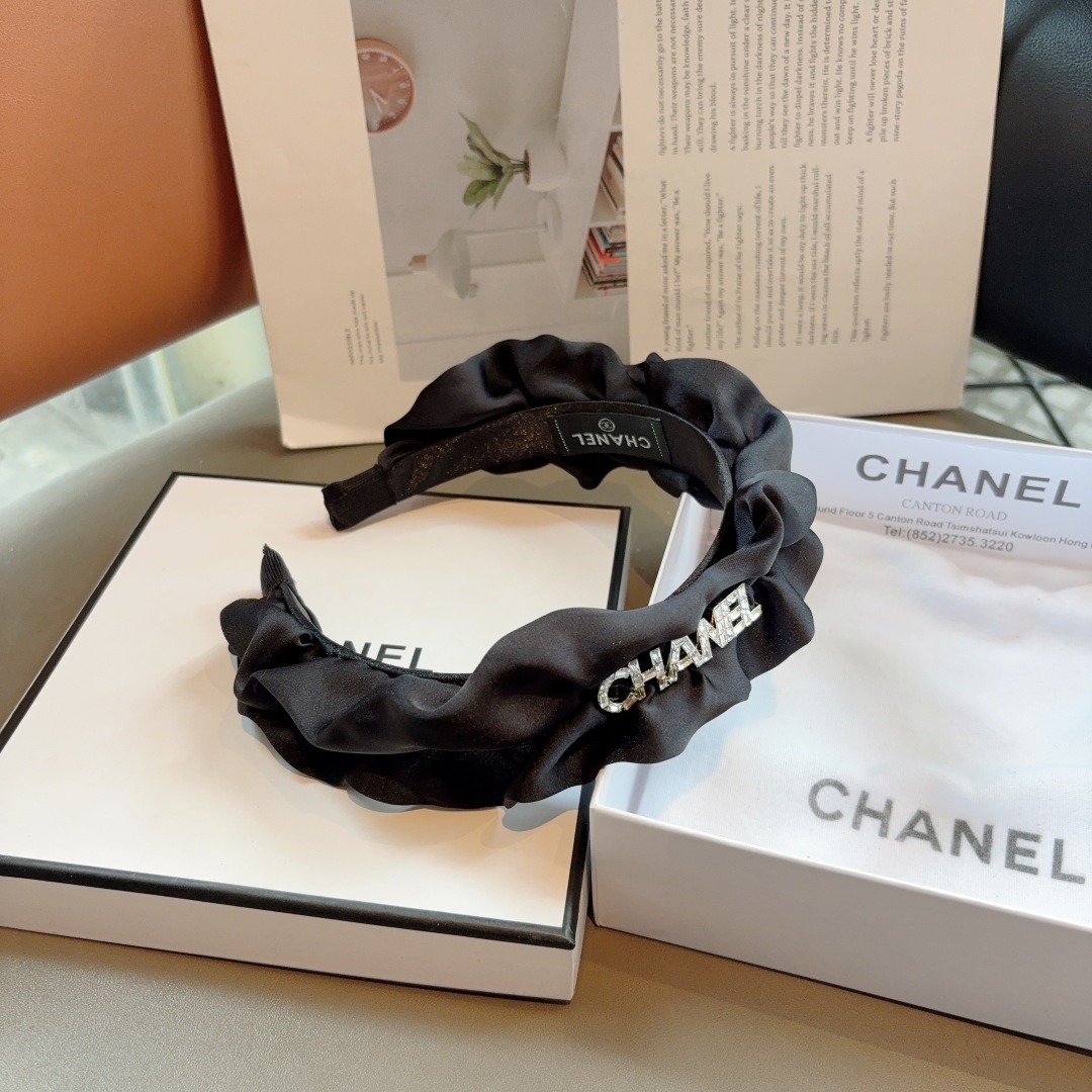 配包装
CHANEL 缪缪  新款韩版缎面褶皱字母发箍，细节全部实拍！面料非常显质感、经典而又永不过时