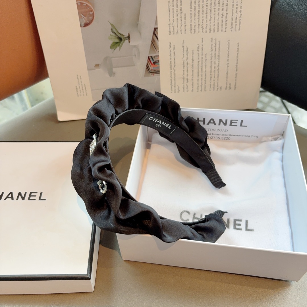 配包装
CHANEL 缪缪  新款韩版缎面褶皱字母发箍，细节全部实拍！面料非常显质感、经典而又永不过时