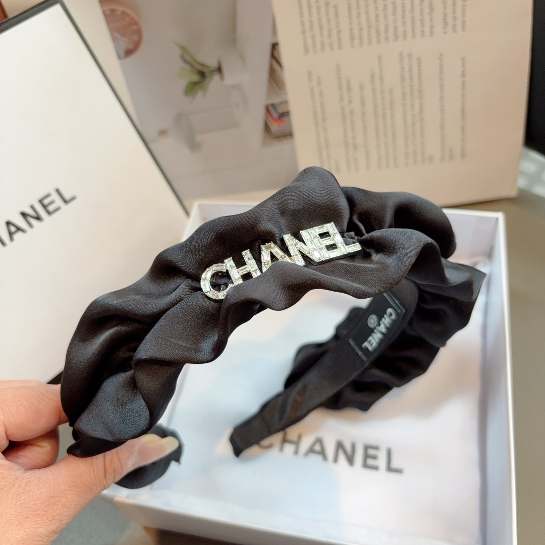配包装
CHANEL 缪缪  新款韩版缎面褶皱字母发箍，细节全部实拍！面料非常显质感、经典而又永不过时