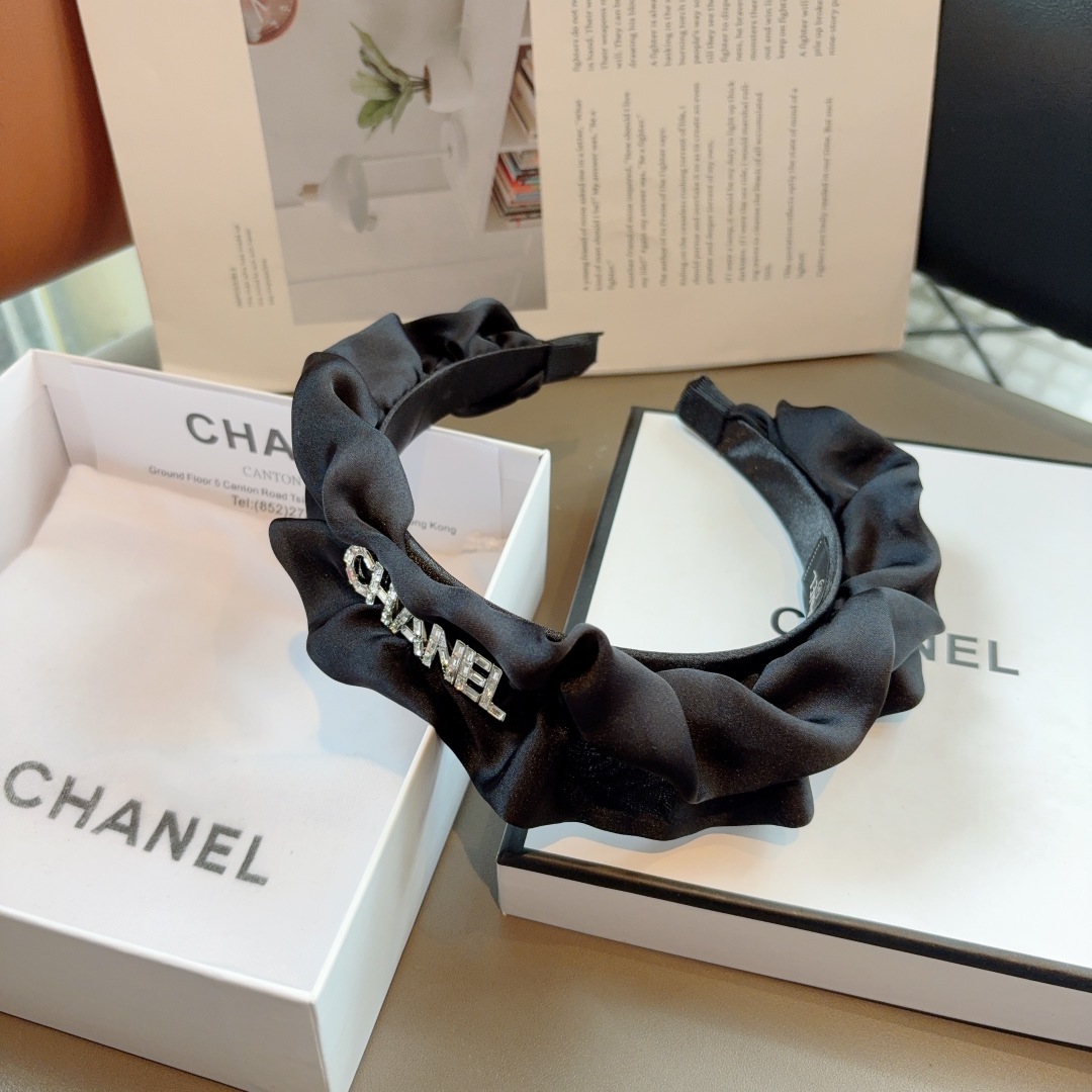 配包装
CHANEL 缪缪  新款韩版缎面褶皱字母发箍，细节全部实拍！面料非常显质感、经典而又永不过时