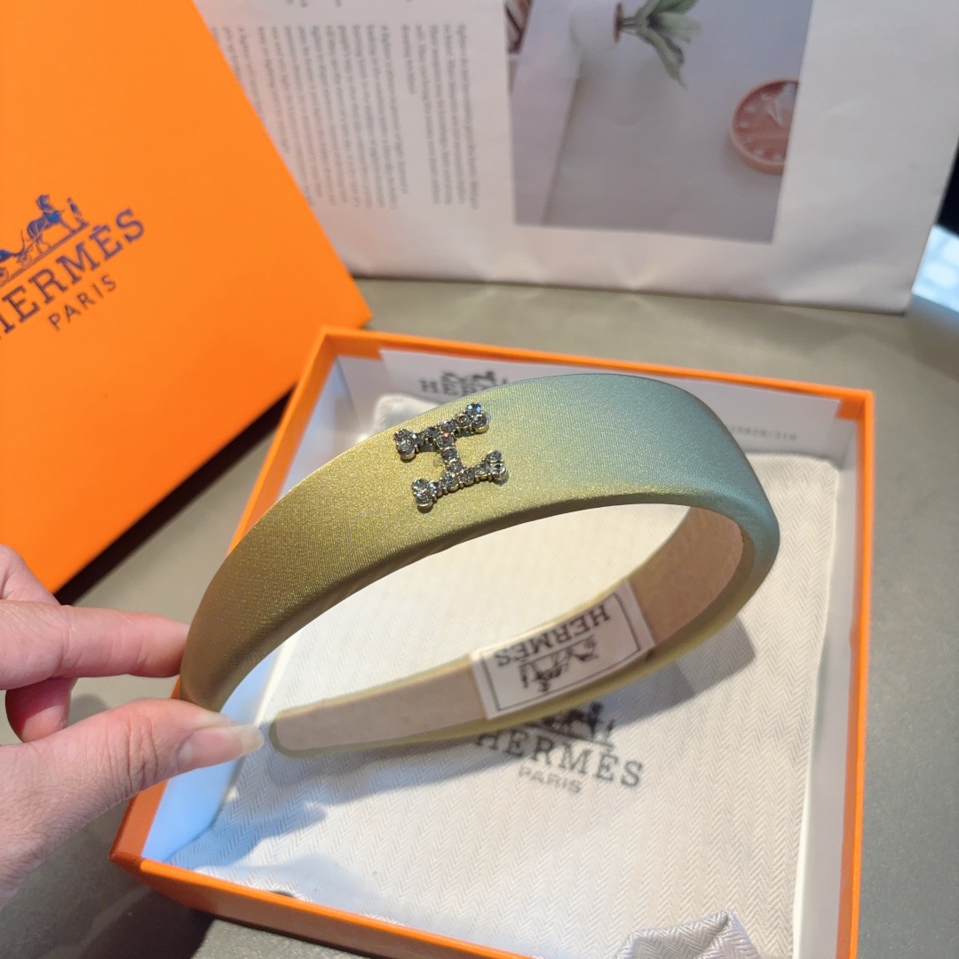 配包装
Hermes（爱马仕）  新款定制海绵发箍，网红同款  进口面料， 出口订单、细节全部实拍！特制