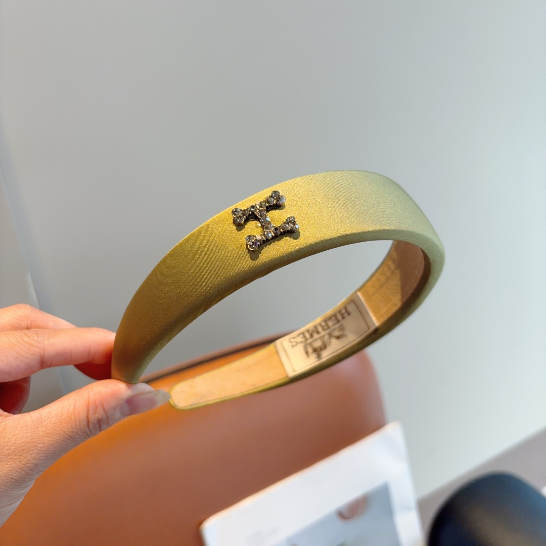 配包装
Hermes（爱马仕）  新款定制海绵发箍，网红同款  进口面料， 出口订单、细节全部实拍！特制