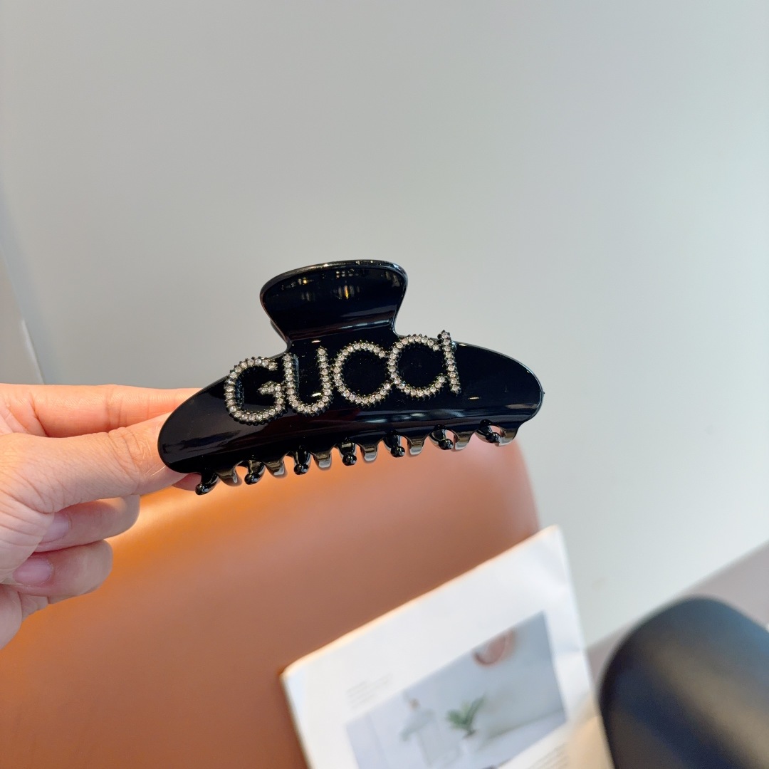 配包装（单个）
Gucci 古奇高颜值一字抓夹，百搭简约发夹 原单材质，女神必备单品，超级精致哦!名媛范