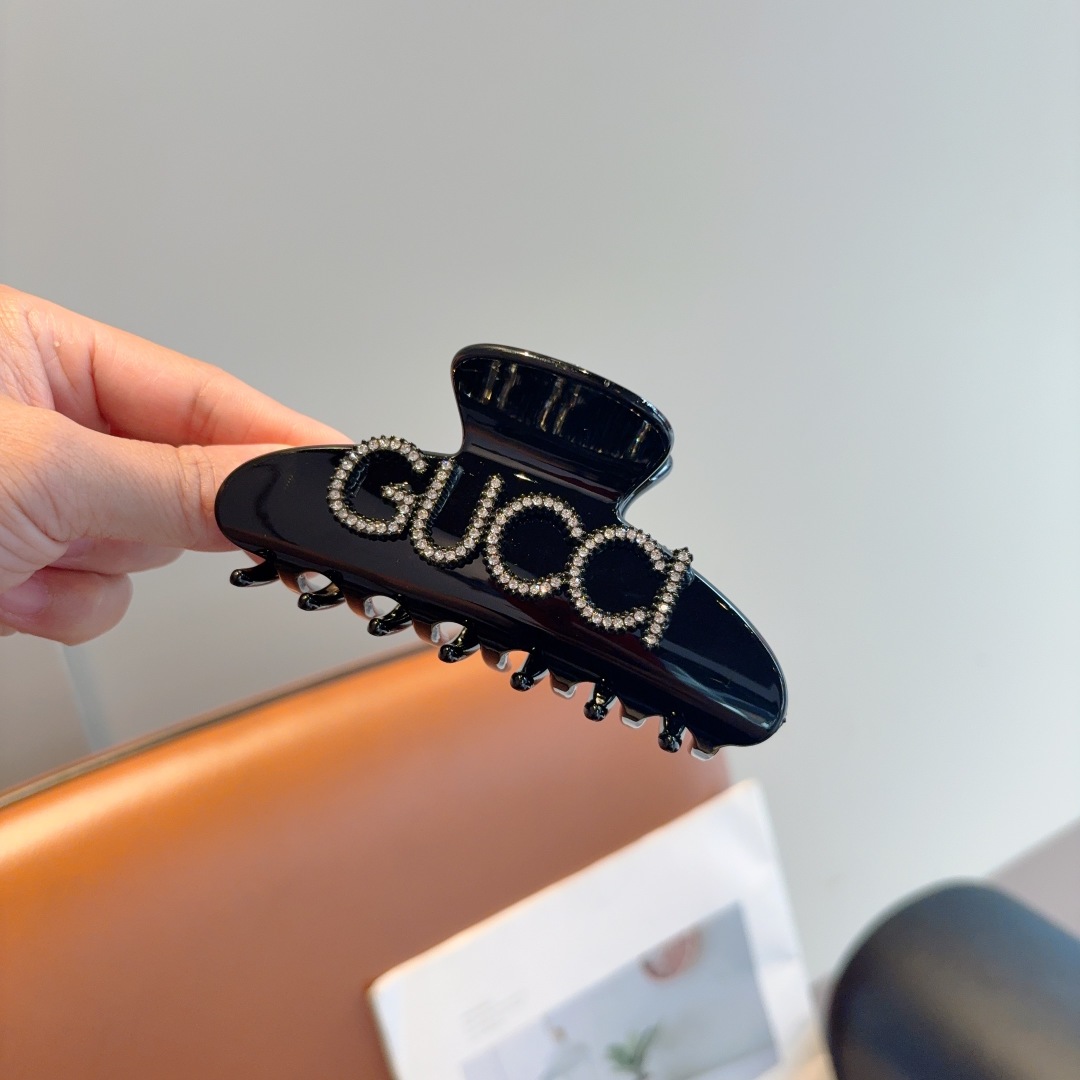 配包装（单个）
Gucci 古奇高颜值一字抓夹，百搭简约发夹 原单材质，女神必备单品，超级精致哦!名媛范
