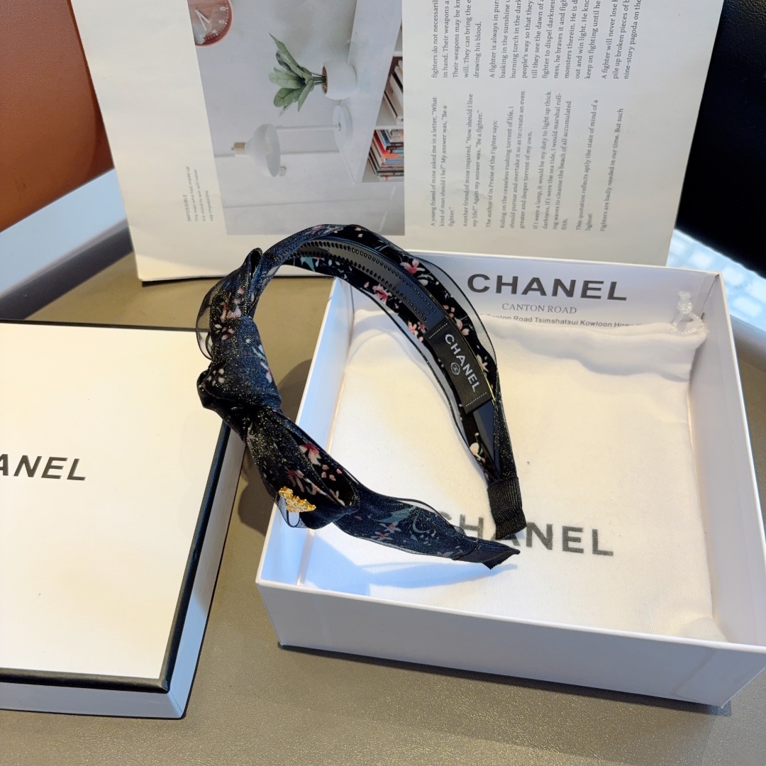 配包装
CHANEL（香奈儿）新款小香发箍，复古头箍，网红爆款推荐 搭配高端材质，超精致，时尚百搭。