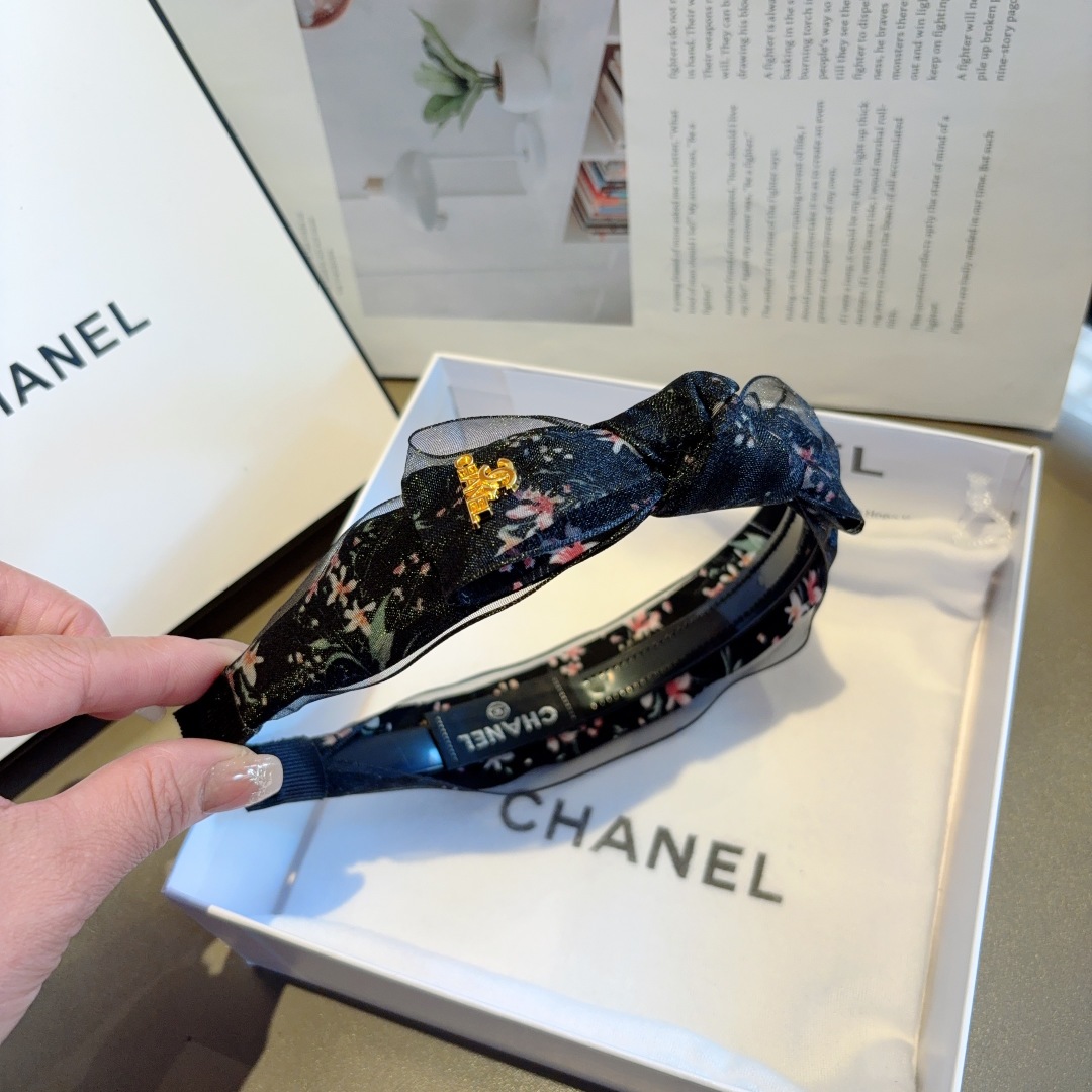 配包装
CHANEL（香奈儿）新款小香发箍，复古头箍，网红爆款推荐 搭配高端材质，超精致，时尚百搭。