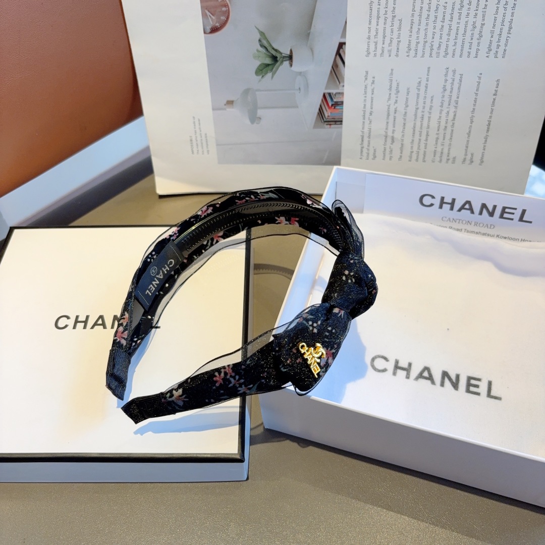 配包装
CHANEL（香奈儿）新款小香发箍，复古头箍，网红爆款推荐 搭配高端材质，超精致，时尚百搭。