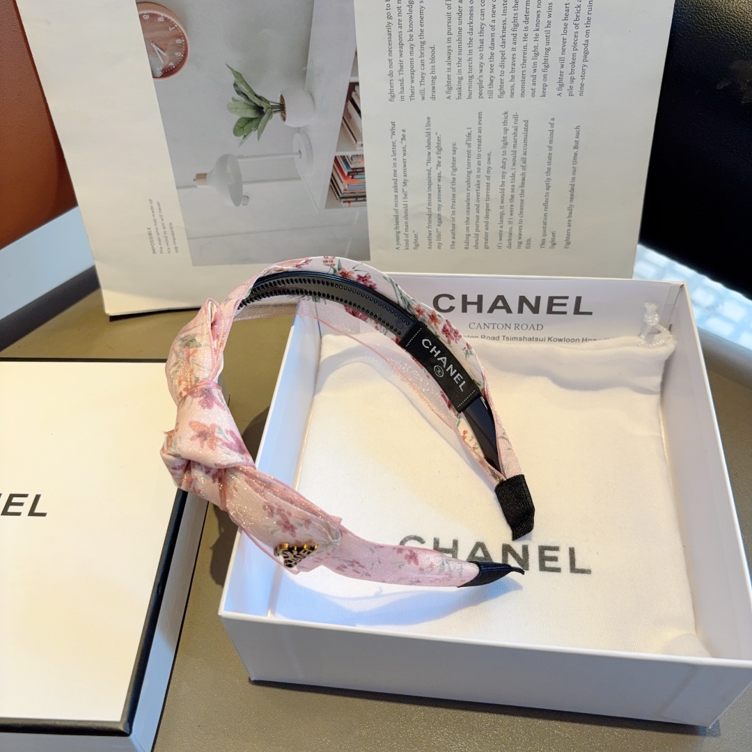 配包装
CHANEL（香奈儿）新款小香发箍，复古头箍，网红爆款推荐 搭配高端材质，超精致，时尚百搭。