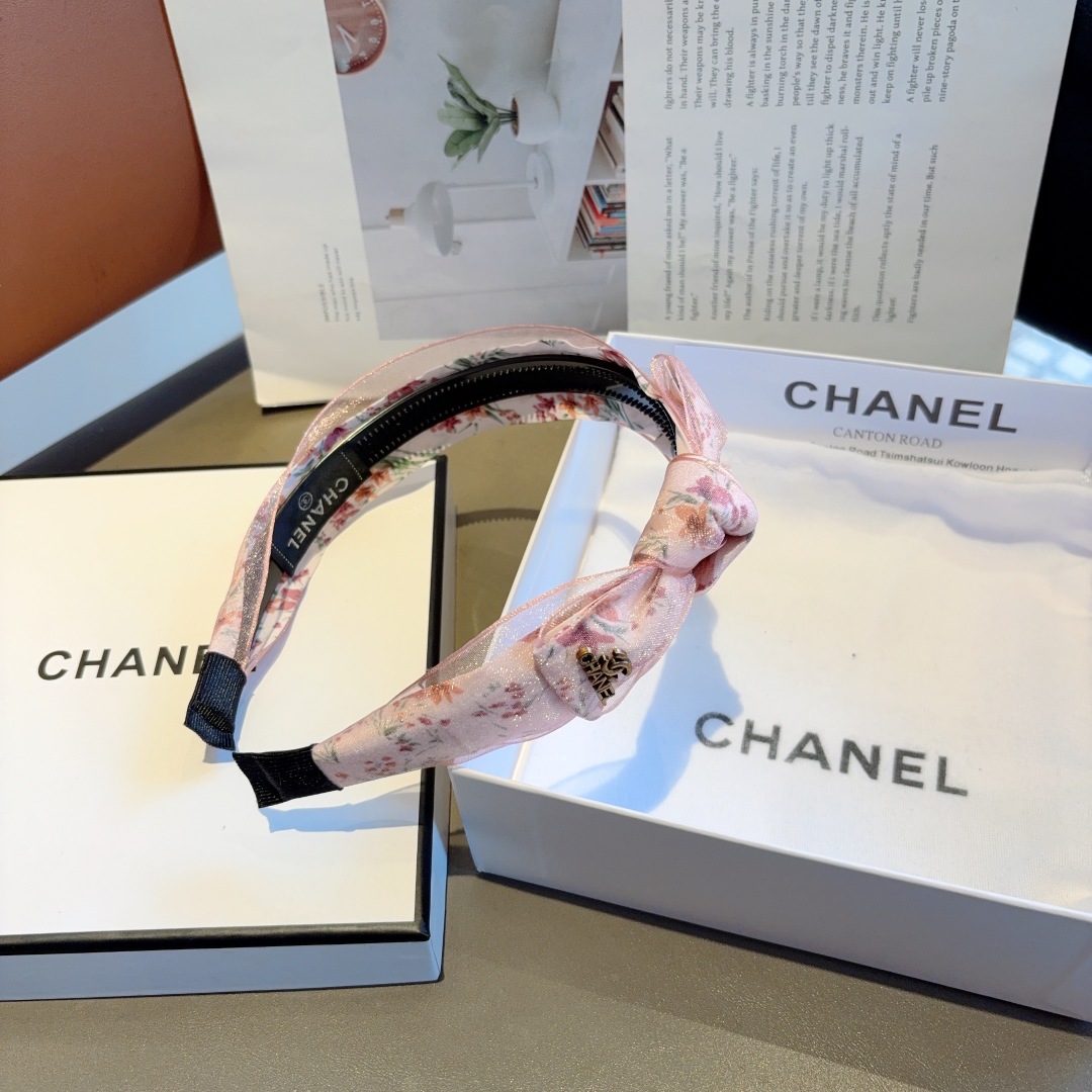 配包装
CHANEL（香奈儿）新款小香发箍，复古头箍，网红爆款推荐 搭配高端材质，超精致，时尚百搭。