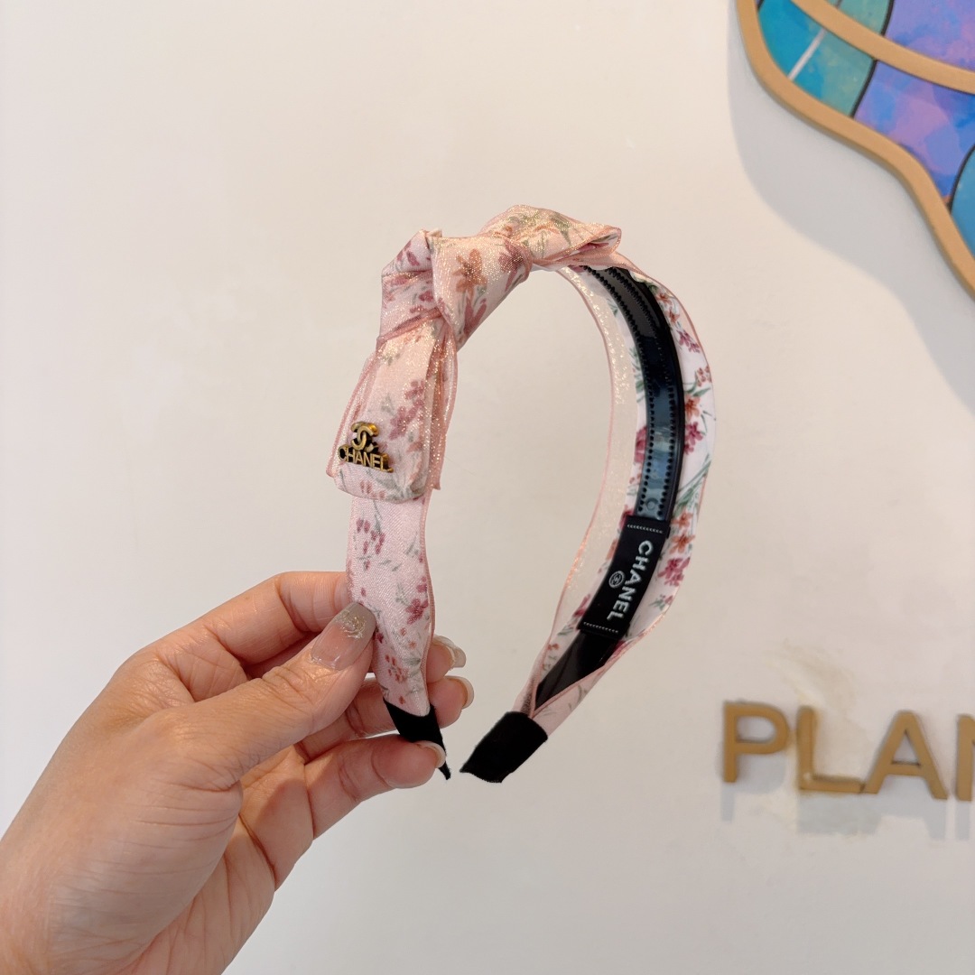 配包装
CHANEL（香奈儿）新款小香发箍，复古头箍，网红爆款推荐 搭配高端材质，超精致，时尚百搭。