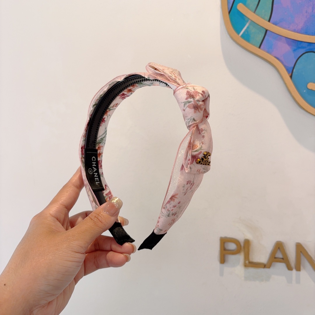 配包装
CHANEL（香奈儿）新款小香发箍，复古头箍，网红爆款推荐 搭配高端材质，超精致，时尚百搭。